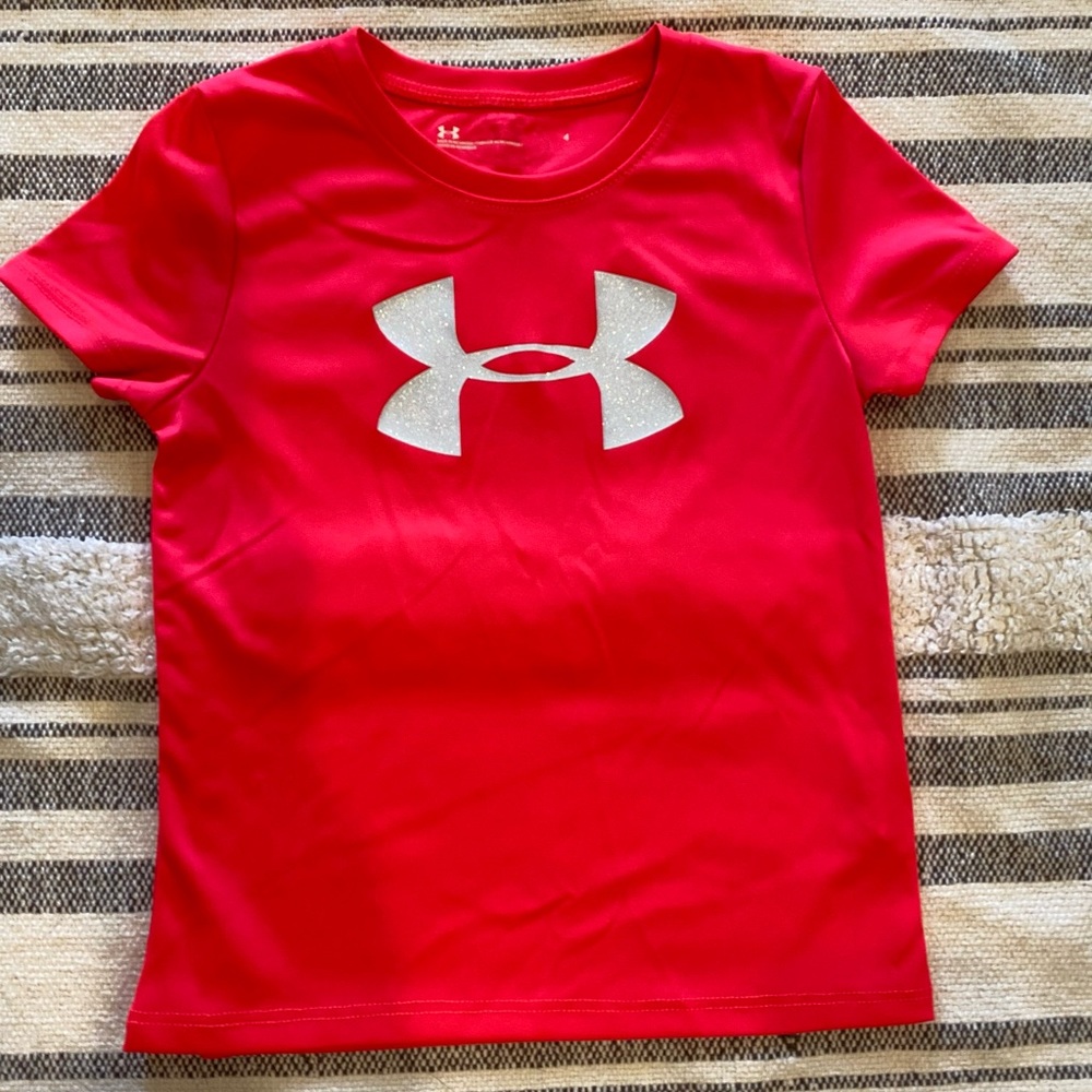 Girl’s size 4 Under Armour shirt. Pink with glitter symbol. Perfect condition!